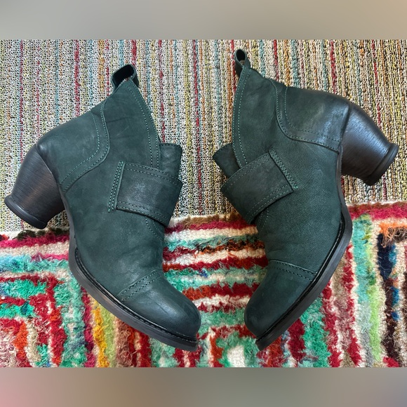 Fluevog LIKE NEW East End Porter green asymmetrical buckle boot- 8.5 (fits 8)